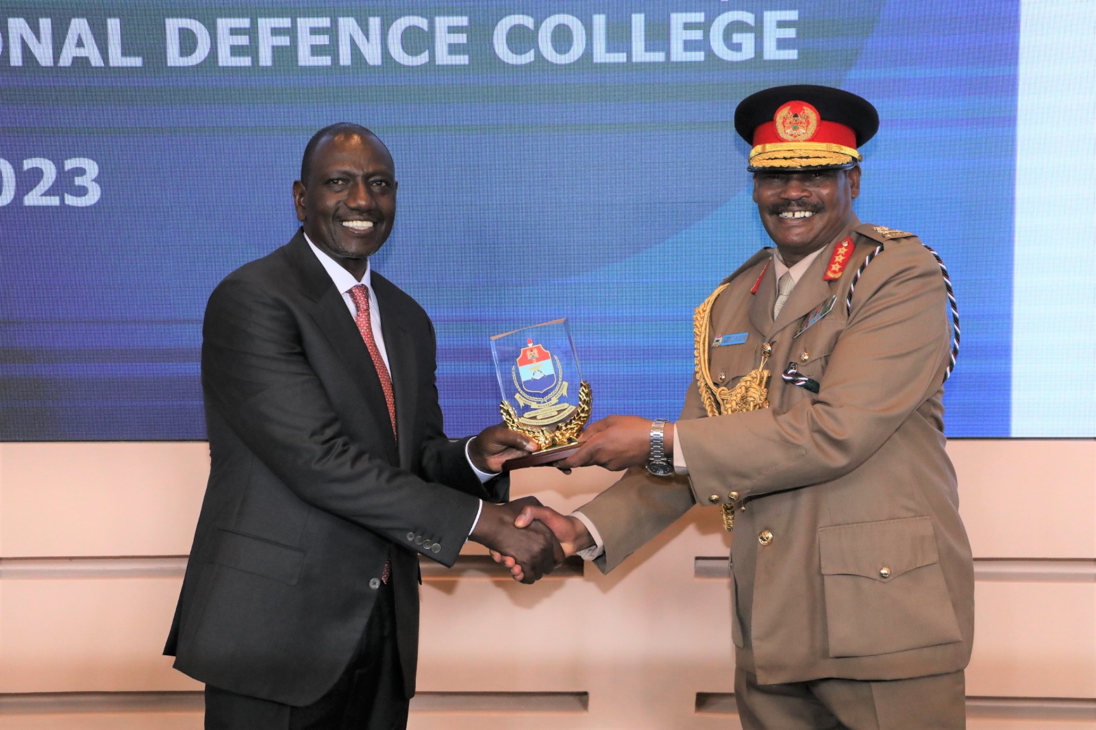 His Excellency Dr. William Ruto receives a memento from the Commandant National defence College Lt Gen Albert  Kendagor  during the lecture